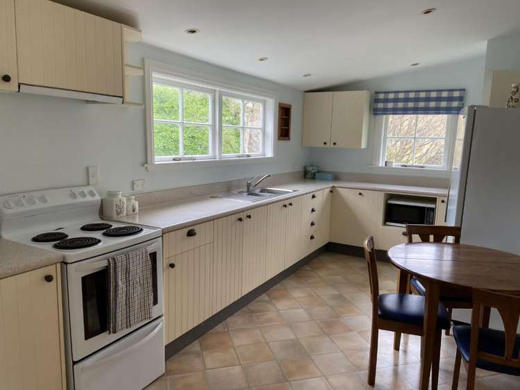 525 Muritai Road (Cottage) 10600_1
