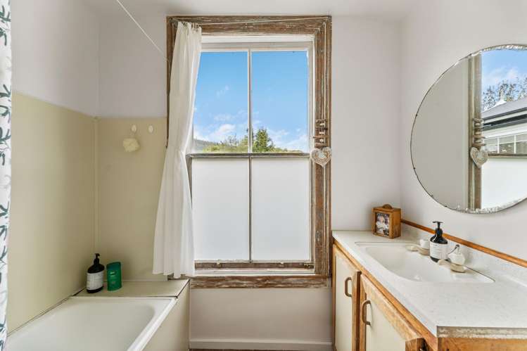 121 Pretty Bridge Valley Road Wakefield_18