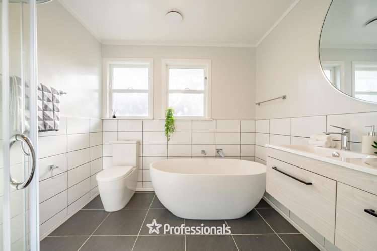 190 Dowse Drive Maungaraki_12