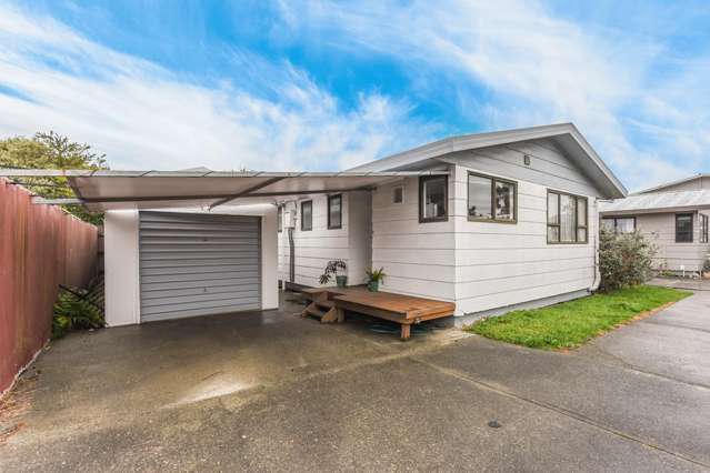 A Tidy Two Bedroom in Tahunanui!