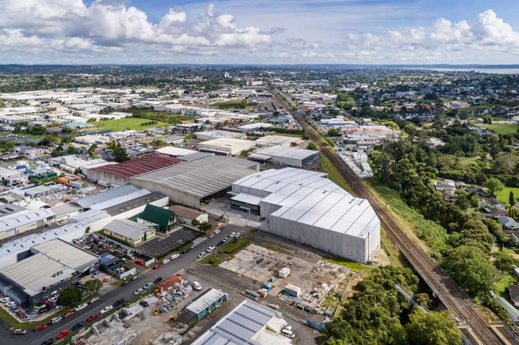 Big players to vie for large, vacant warehouses