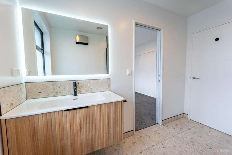 86 & 86A Church Street Seaview_25