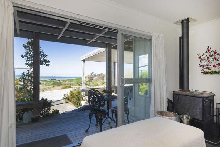 327 and 327a Taurau Valley Road Muriwai_26