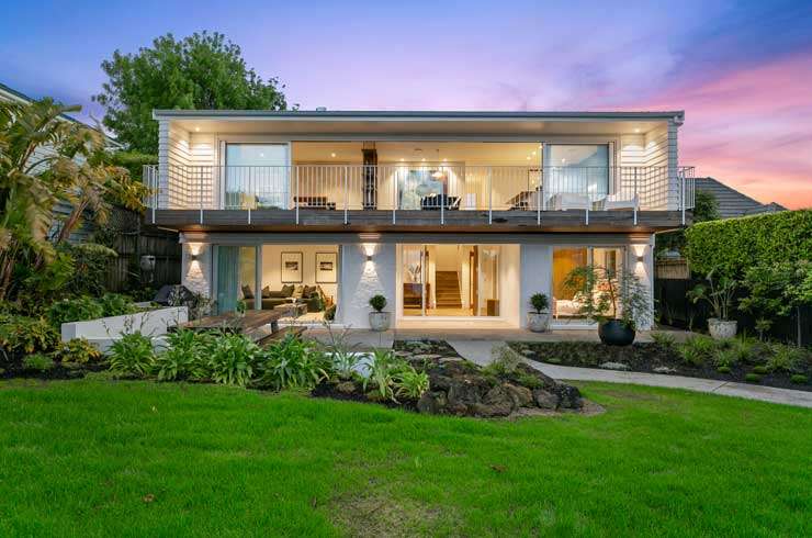 Houses line the waterfont of Auckland’s Eastern Bays.