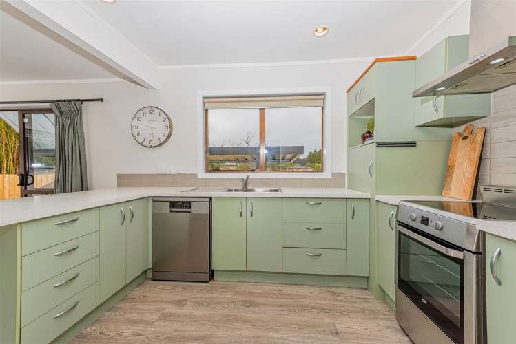 53 Cambridge Road Riverhead_11