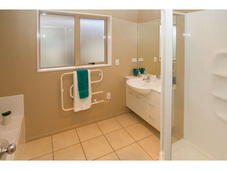 22 Parkside Crescent Northwood_11