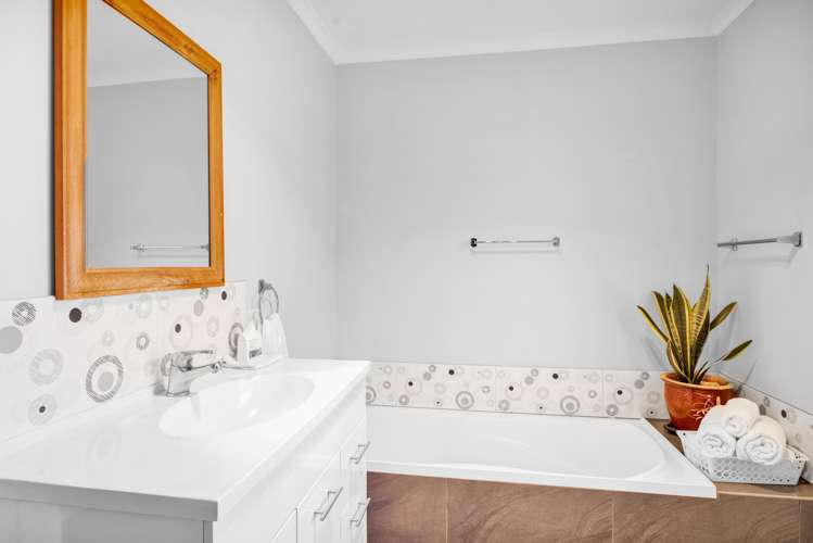 196 Seaview Road Westown_13