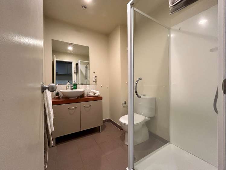 10J/76 Albert Street City Centre_7