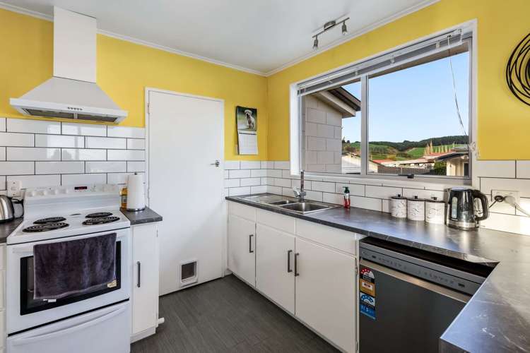 2 Dale Crescent Gore Surrounds_12