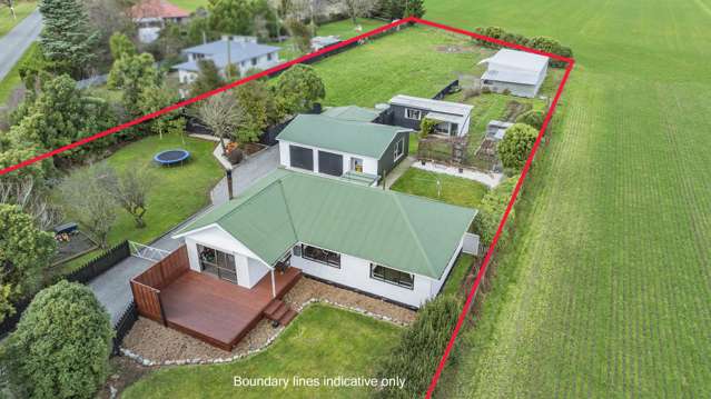 Lifestyle heaven on the town boundary!