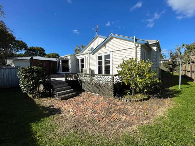 SUNNY CHARACTER HOME (GLENDOWIE ZONE)