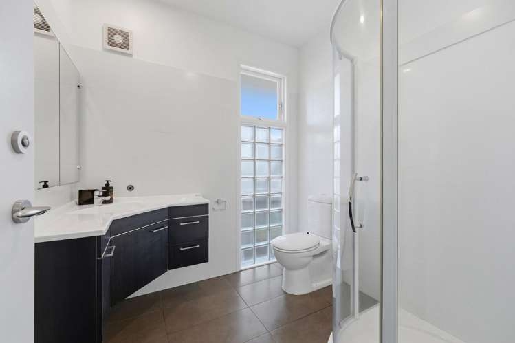 143 Riddell Road 1670_15