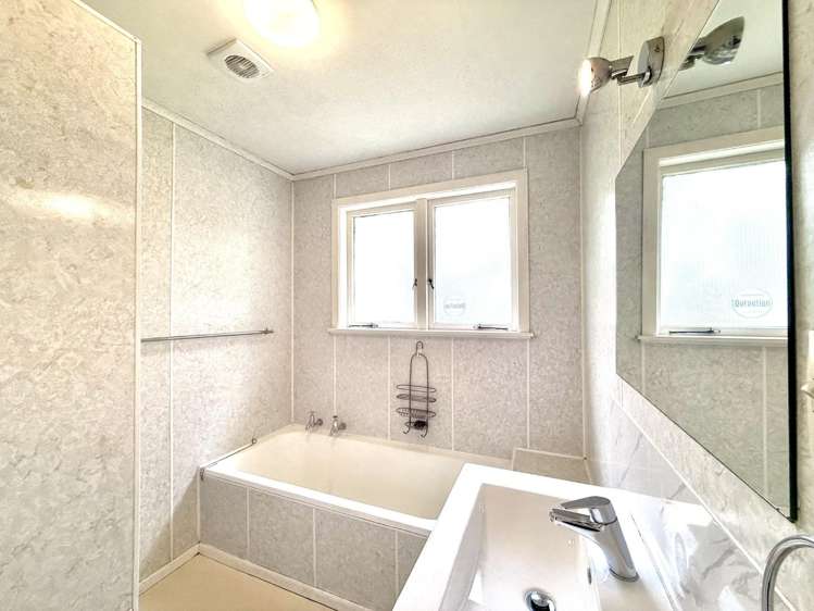 26 Tiroroa Avenue Te Atatu South_10