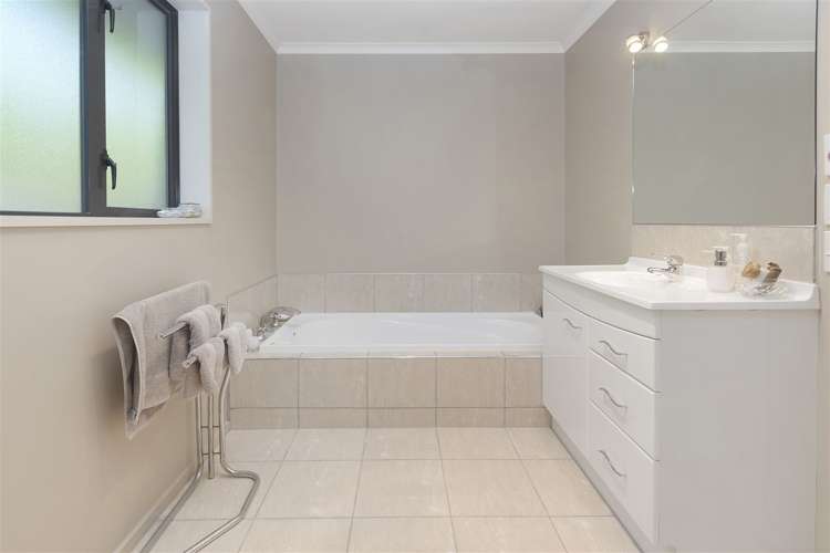 4 Vaughan Way Redwood_10