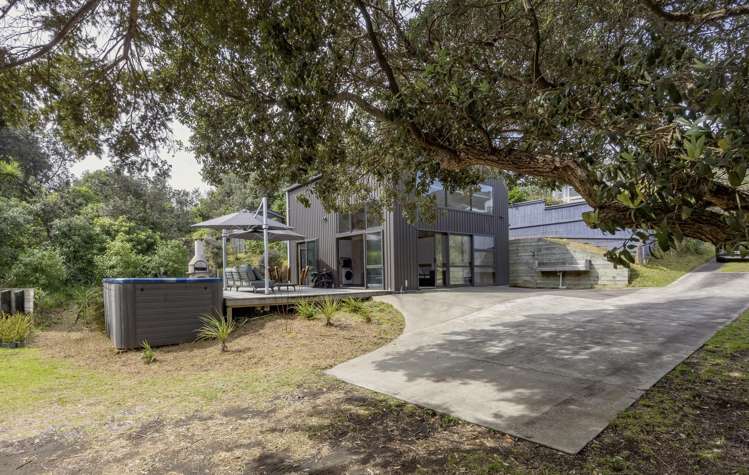 21 & 21a Beach Valley Road Piha_12