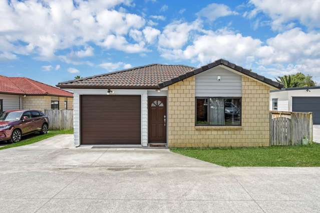 Brick & Tile with Weatherboard Charm in Papatoetoe