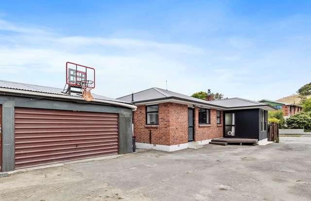 2025 Home Goals? Stunning Kitchen, Great Garaging