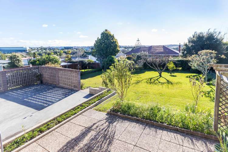 76 Sylvan Crescent Te Atatu South_1