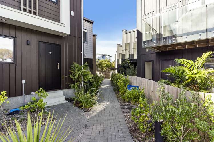 16/26 Springvale Drive Fairview Heights North Shore City Houses