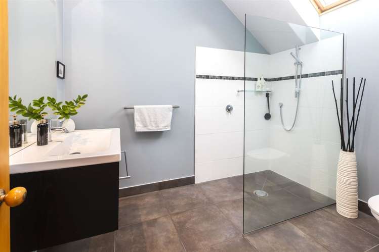 5b Regency Crescent Redwood_23