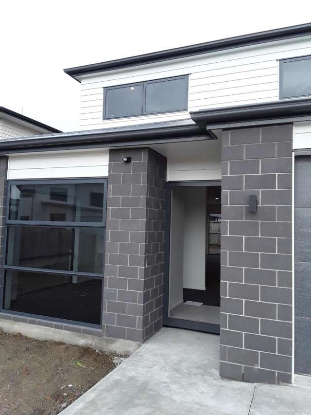 LOVELY HOME ON FEATHERSTONE!