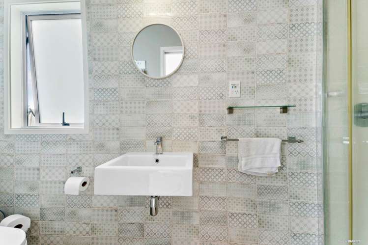 2/1 Eastcliffe Road Castor Bay_11