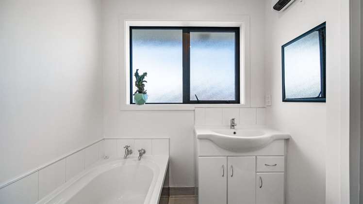 35 Avro Crescent Hornby_9