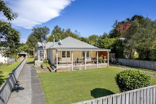 Home with Good Space and an Awesome Deck!!