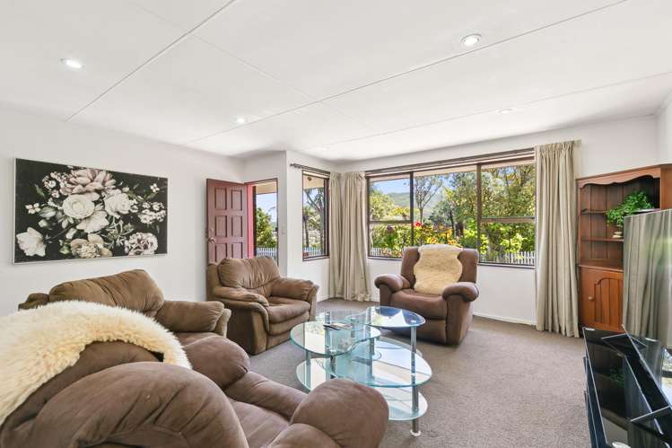 57 Percy Dyett Drive Karori_3