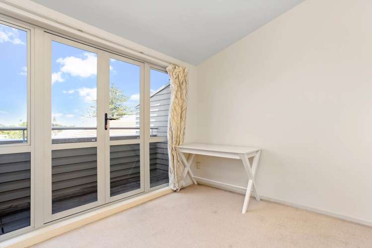 6v Carlton Gore Road Grafton_6