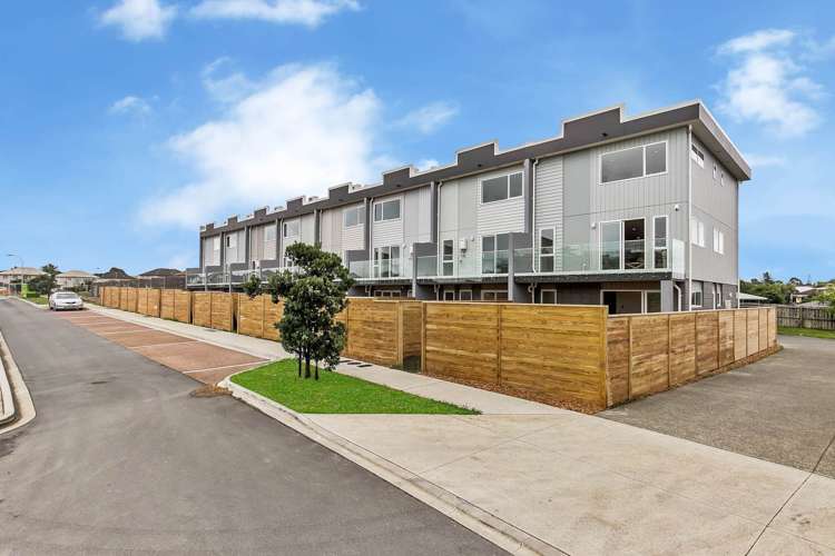 79 Bordeaux Parade Te Atatu South_0