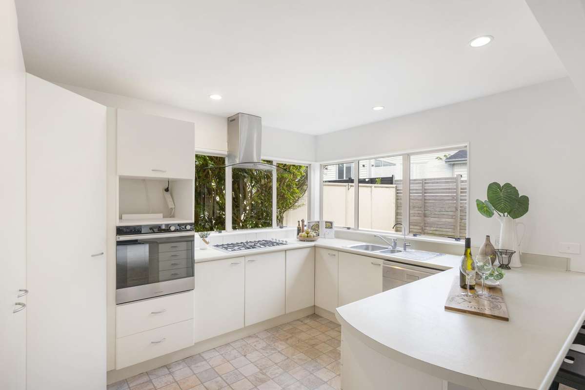 2/142 Riddell Road_5