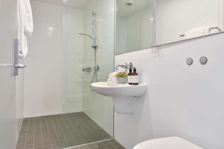 2b/8 Fisher-Point Drive Auckland Central_6