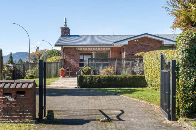 Sunny Spacious - Double Driveway Dream