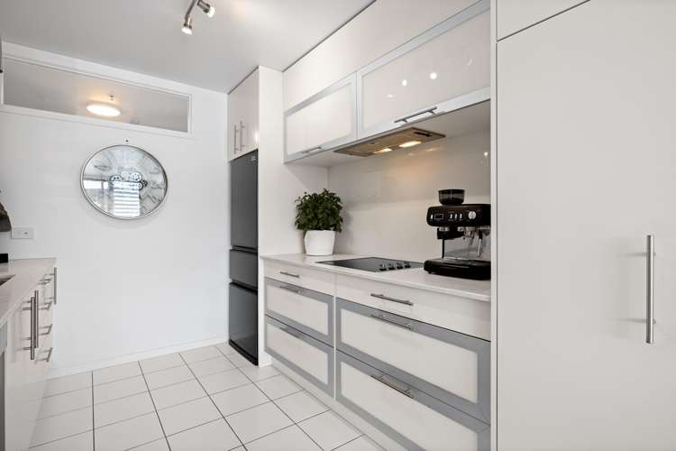 10/74 Oriental Parade_5