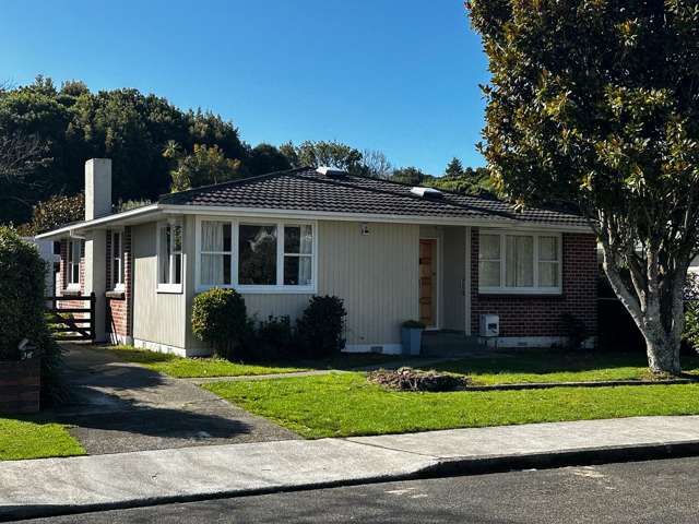 Charming 3-Bed Home with Outdoor Deck