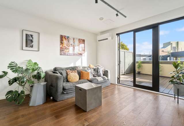 RENOVATED ONE BEDROOM APARTMENT WITH SECURE CA...