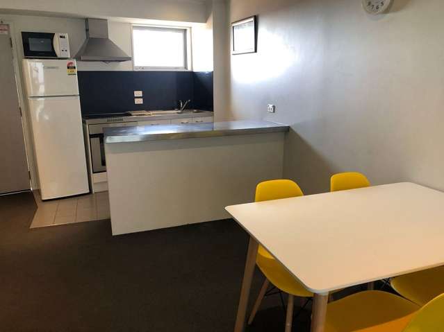 Central Auckland 2BR Gem with Amenities