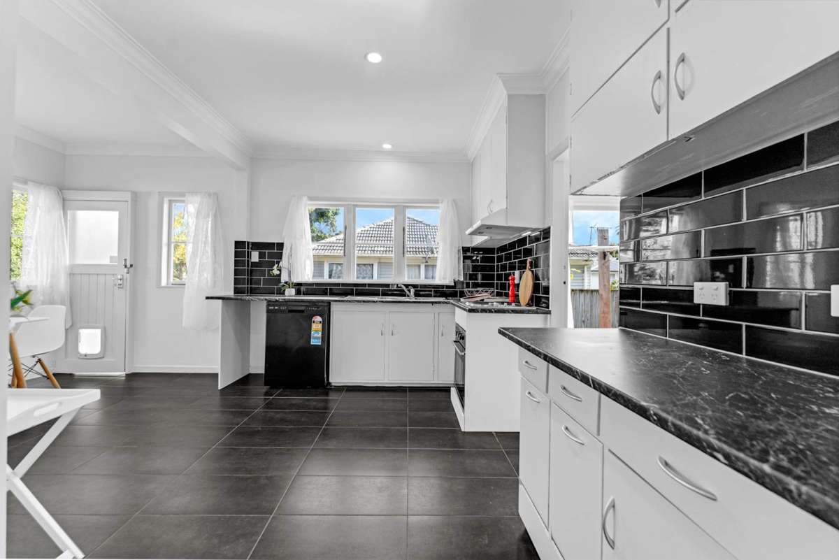 92 Mangere Road_5