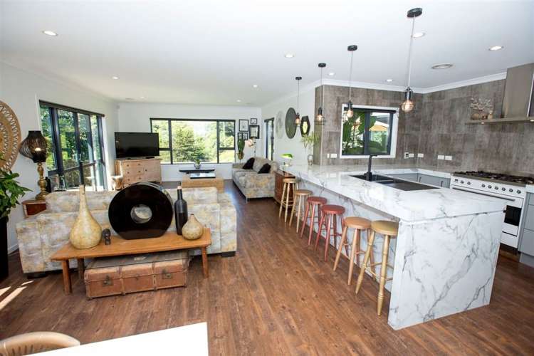 8 Tararua Close Aotea_9