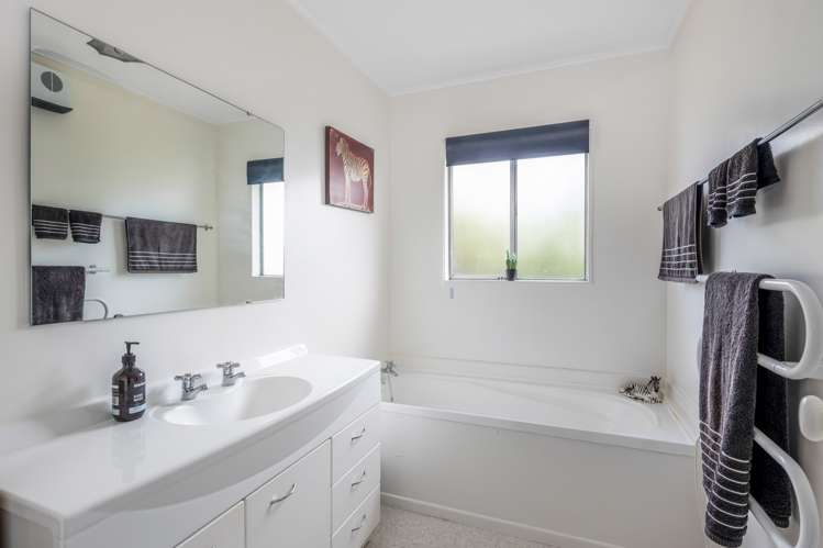 4 Kahikatea Grove Paparangi_10