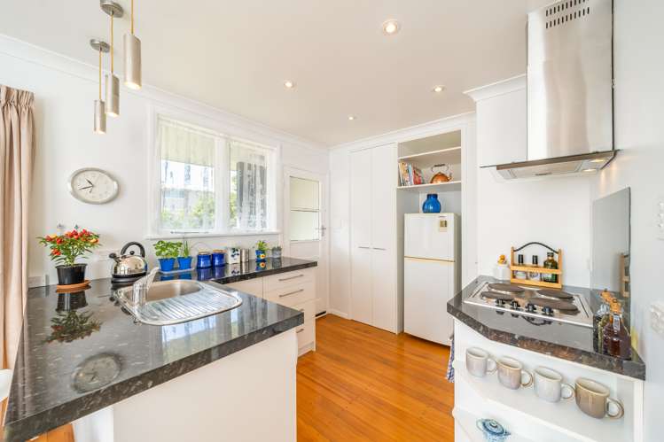 2/32 Bay Street Petone_13