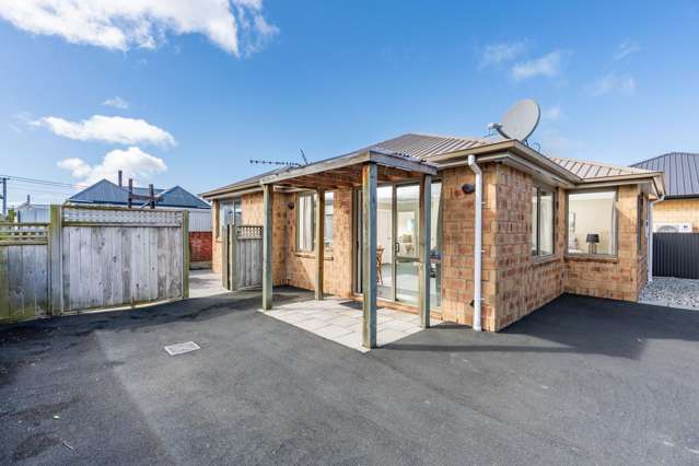 Immaculate Modern Living In Forbury