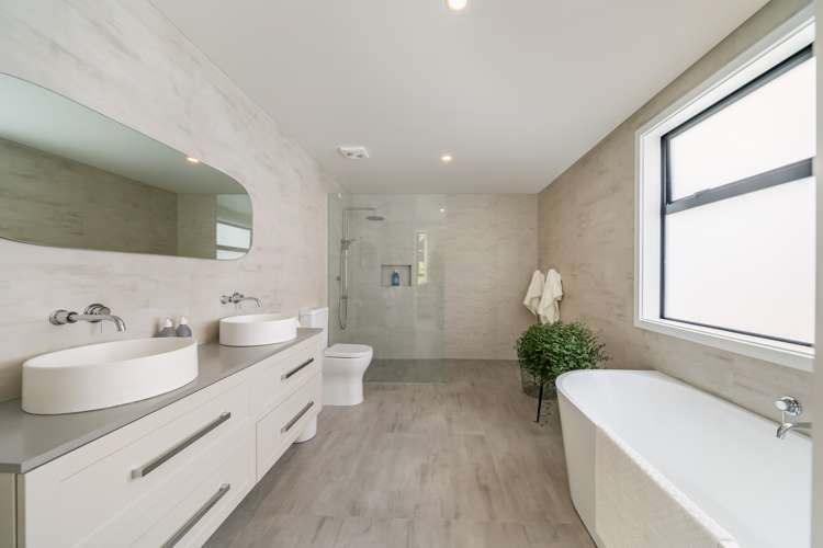 8 Ramarama Lane Crofton Downs_13