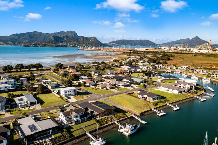 19 Finch Street One Tree Point_30