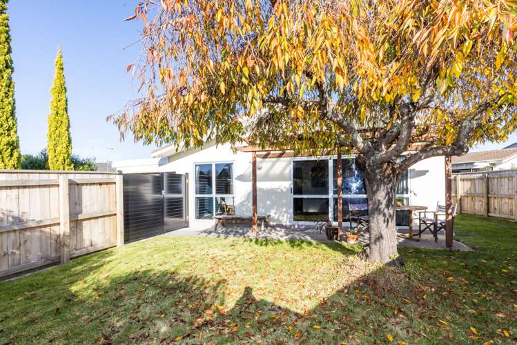 2/7 Weathers Place Taradale_16