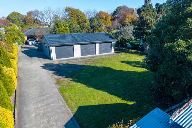 Section with 3 bay garaging and no covenants