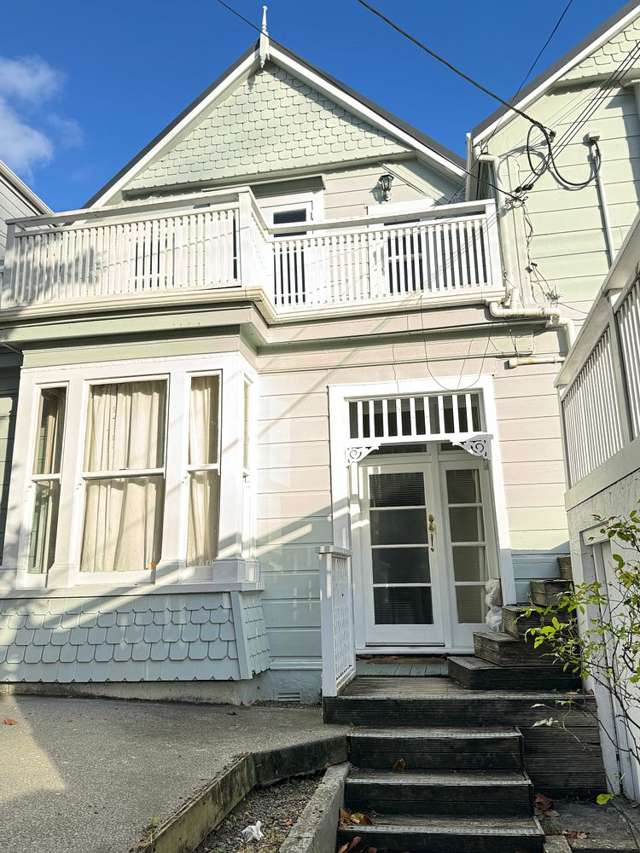 large 5 bedrooms house in Mt Vic