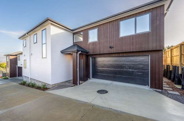 Live Lifestyle in Central! Impeccable & Brand New