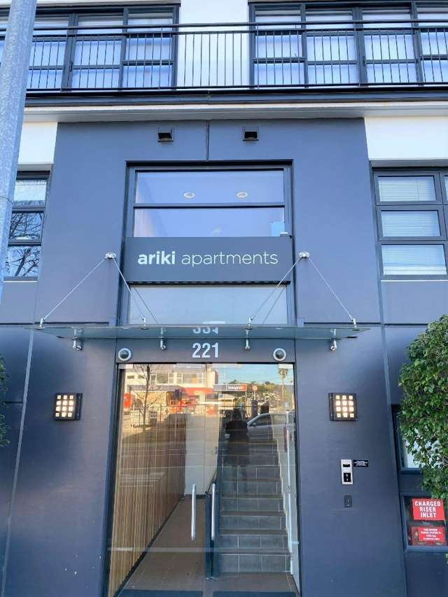 2 bedroom plus study in Grey Lynn with 2 carparks